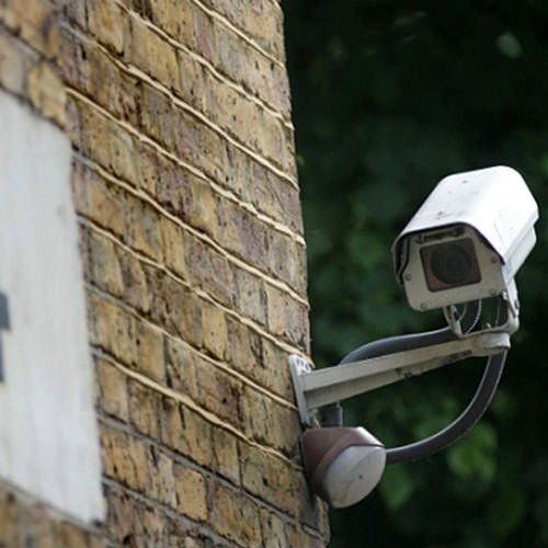 камера відеоспостереження на стіні будинку