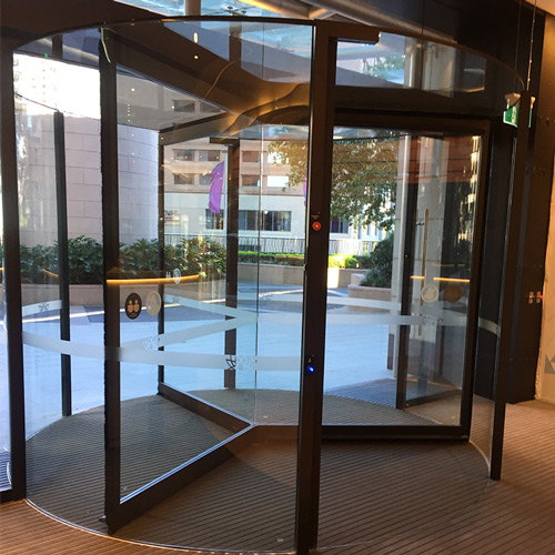 Карусельные двери DORMA KTV-3/A со стеклянным потолком и тонким профилем Карусельные двери DORMA KTV-3/A со стеклянным потолком и тонким профилем